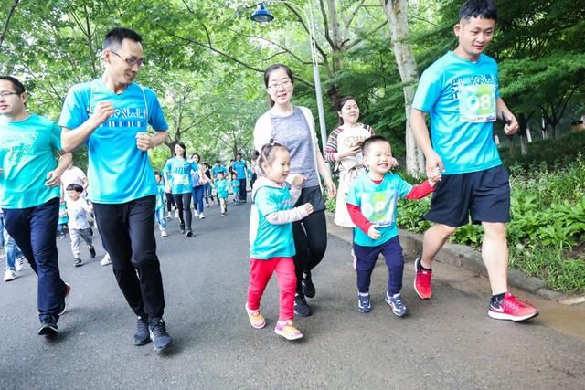 身穿亲子速干衣 让圣伯纳与刘耕宏携手跑出新生活