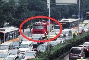 2018年交警提醒:春节闯红灯以后,这样做可以不扣分,你知道吗?