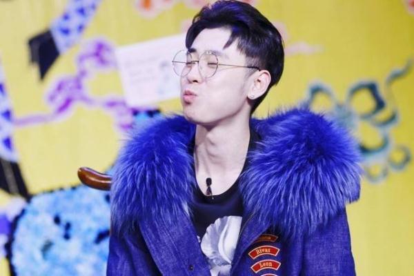 张云雷情人节晒帅照,称单身工作狗不用过情人