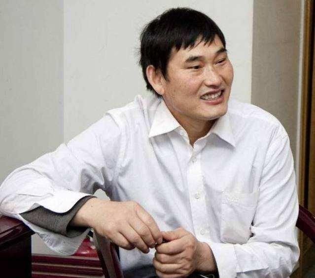 大衣哥儿媳回门宴造型曝光，唇红齿白身材高挑，比新婚造型还好看