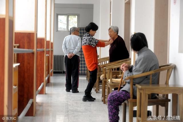婆婆摔跤我坚持送养老院,老公冷战闹离婚,一个月后婆婆却感谢我
