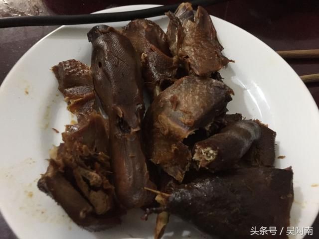 大姨妈家拜年,她却端了一大盘青菜招待我们,真相让我们感动