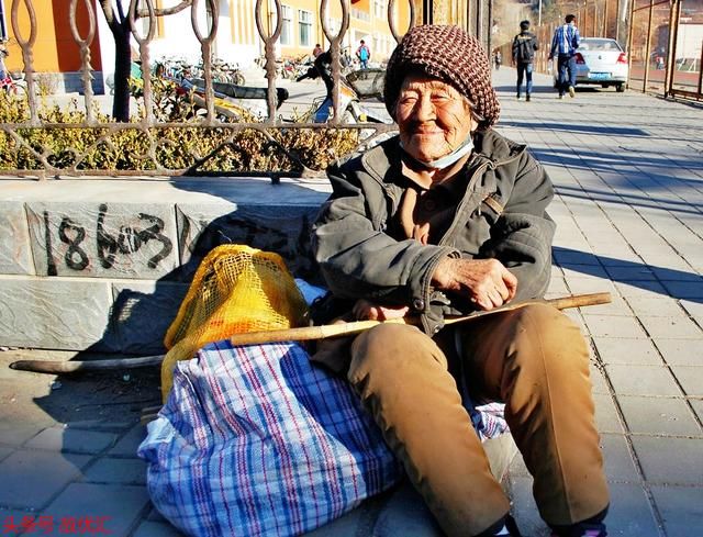 丈夫死于山难，十三年后，女儿看到像他背影的乞丐，身份不一般