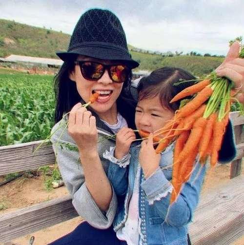 章子怡被疑怀二胎后首发文,与醒宝农场边摘边