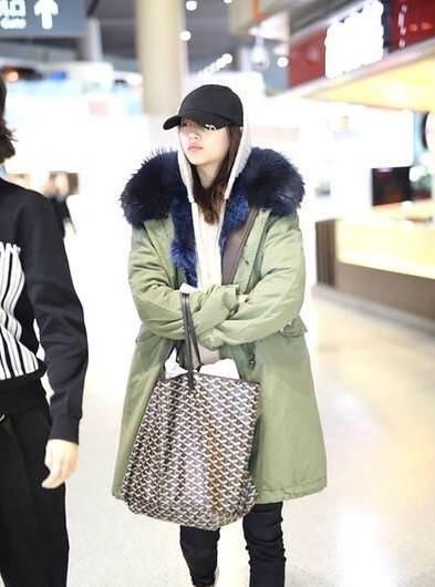 关晓彤最爱的手提袋,被吃瓜群众吐槽像菜篮子