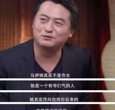 辣妈刘芸真会穿，白色西装配蕾丝打底裙，肌肉腿粗壮有力