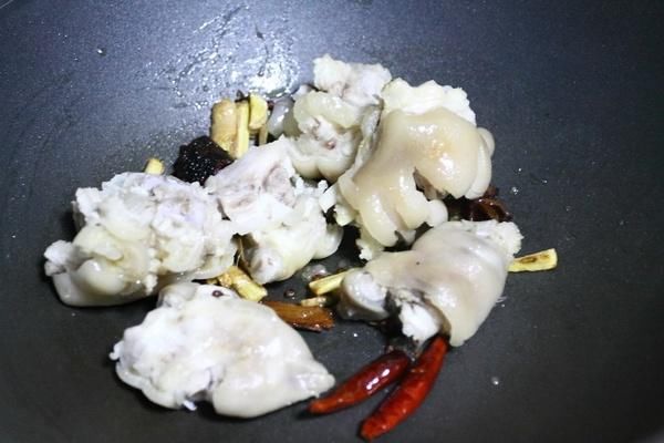 黄豆炖猪蹄 倍受女性喜爱的养颜美容滋补汤