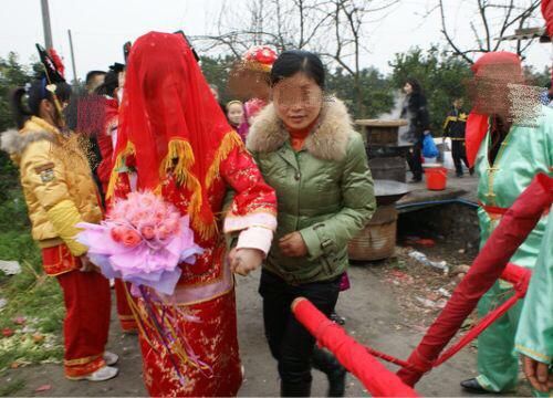 表哥结婚，我大方拿出一万红包，当我看到新娘脸时，不敢抬头