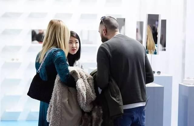 没近视的人戴的眼镜