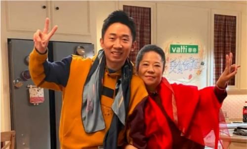 他是谢娜第一个徒弟，模仿和搞笑功力超强，34岁把妈妈也带火了