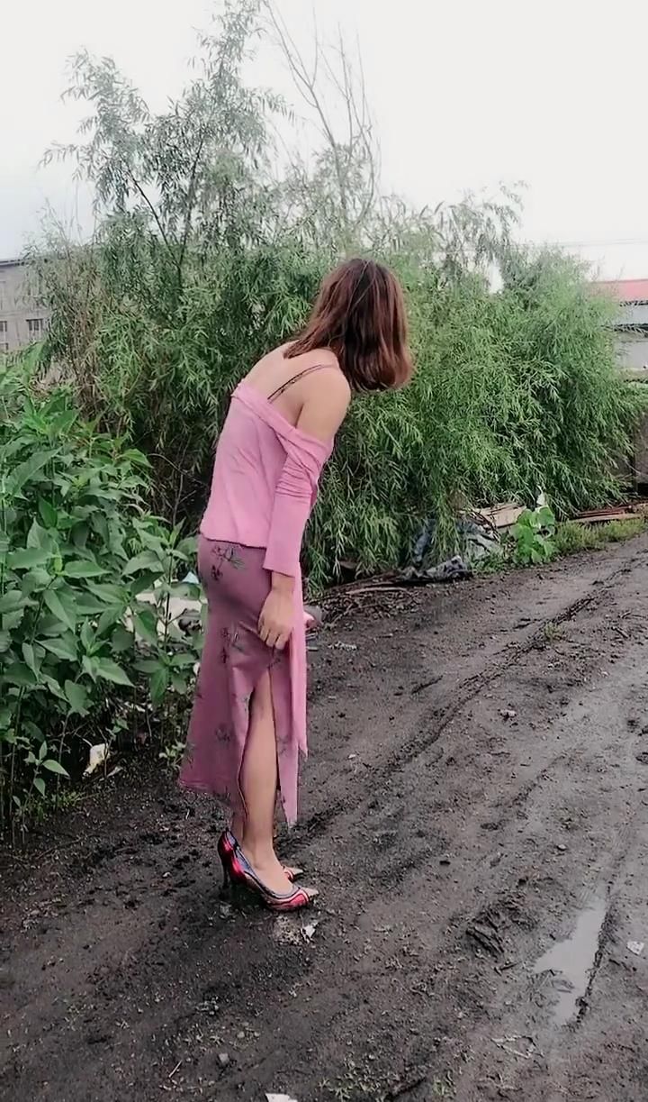户外穿上吊带裙的辣妈, 彰显成熟女人的魅力 龙八国际娱乐网址