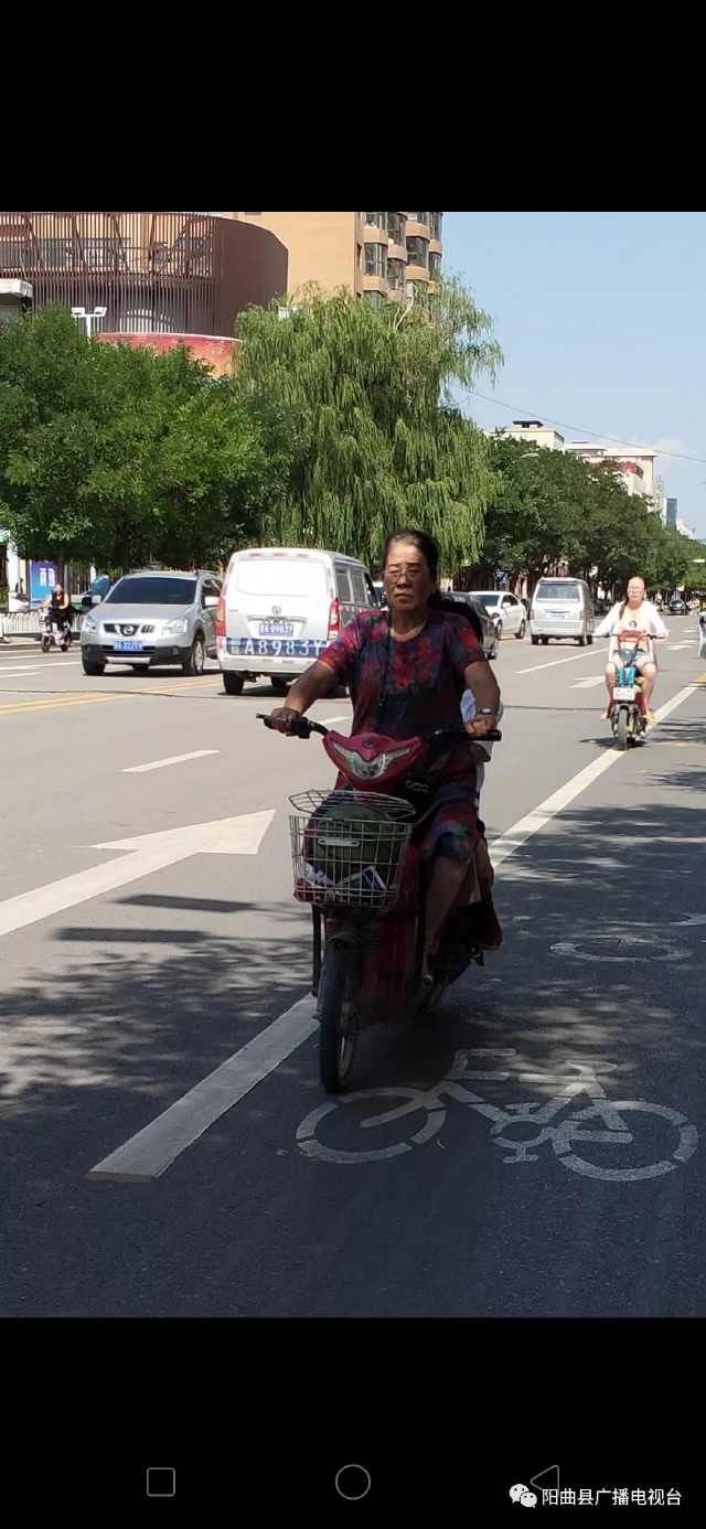 不按规定车道行驶