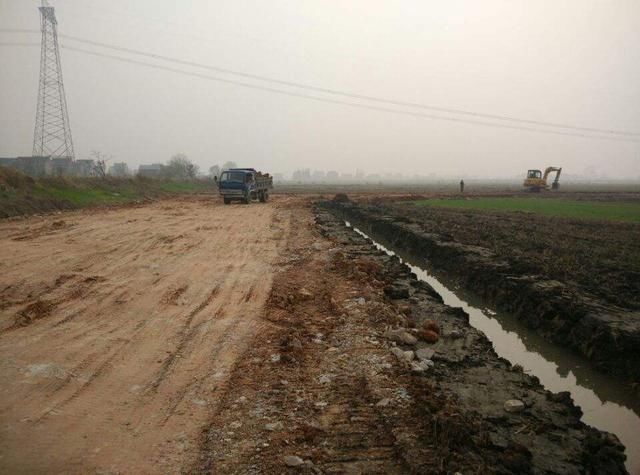 为什么农村修路，只修水泥路不修柏油路？看完才知道