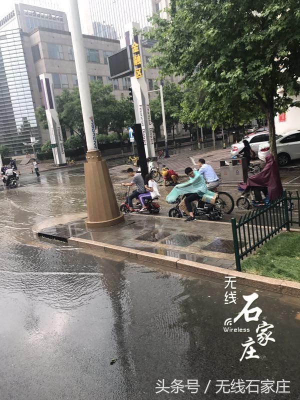 为石家庄大雨中的外卖小哥点赞!