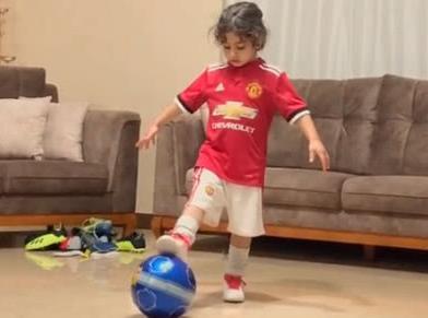 伊朗5岁足球神童天赋过人,8块腹肌超同龄梅西