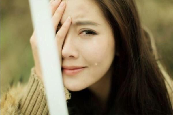 “离婚31天了,看着我们最后的聊天记录,独自哭泣”