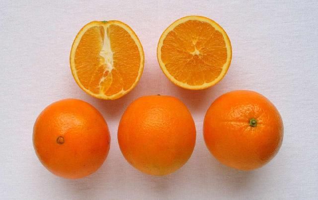 纽荷尔脐橙好吃,但是皮薄汁多的果子你会挑选