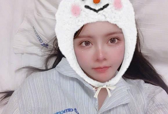 韩安冉生女后直播,看到爸爸手放的位置,网友:不