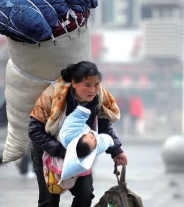 七张让人澿然泪下的母爱照,妈妈真的太伟大,看