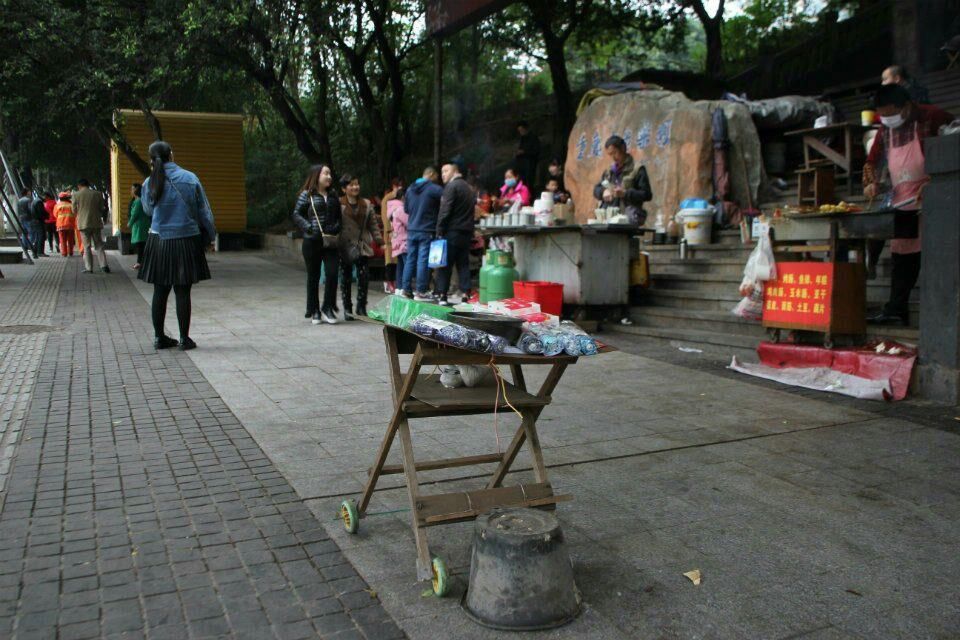 重庆街头“无人雨伞摊”考验诚信，市民买雨伞买纸巾全靠自觉