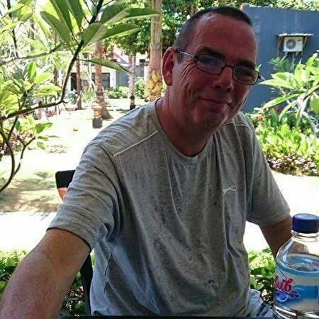 医生以为老烟民肺长瘤 看到取出的东西大笑