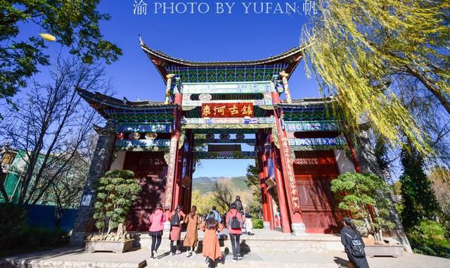 丽江束河古镇15元的早餐，一碗米线一个纳西粑粑，还算合理吧？