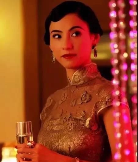 张柏芝在《天涯歌女》首秀旗袍造型,网友:纯真