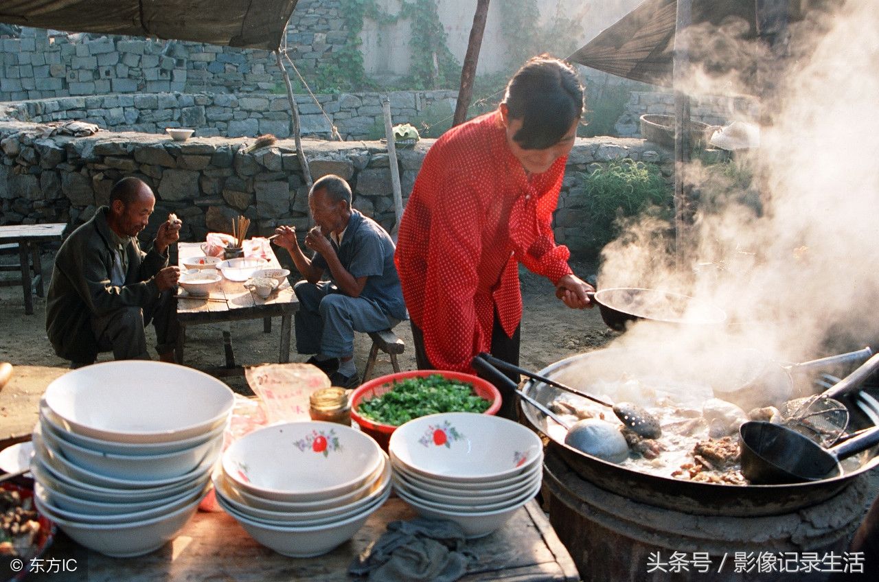 1997年农村大集，村民购买用品，原汁羊汤，老手艺20年还在