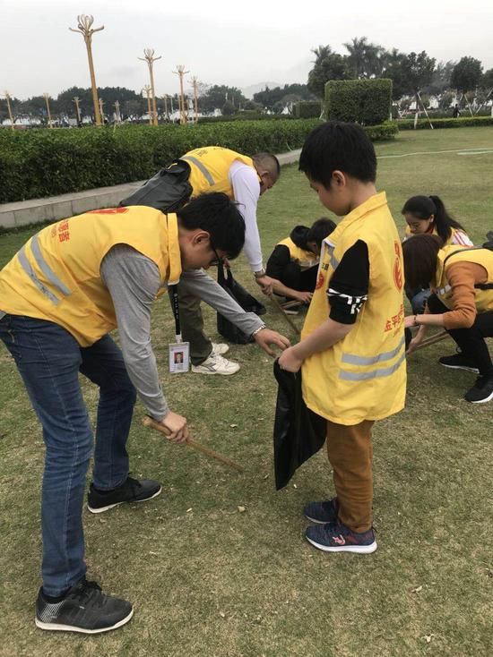 这群二中同学好样的!积极参与志愿服务活动