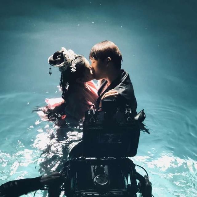 《双世宠妃2》杀青合影,梁洁的手竟放在邢昭林