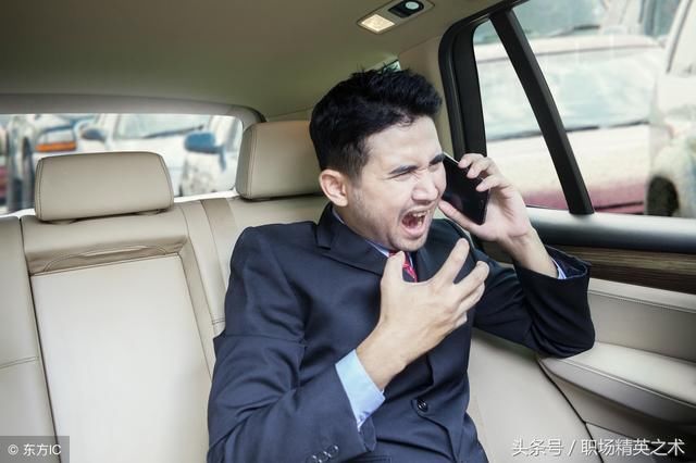 老板质问老员工:我对你不薄,带个新员工还不愿意,不如养条狗!