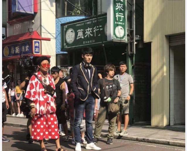 《唐人街探案3》日本路透照曝光,王宝强穿粉色裙子,非常扎眼 澳门星际登录网址