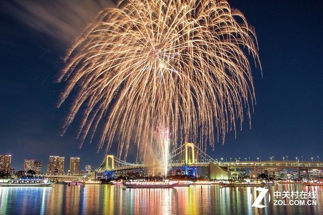 大C游世界 经典构图下的港湾夜景和烟花