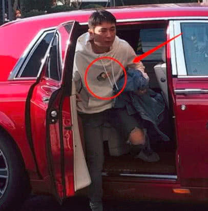 王思聪和女友遛狗,最吸睛的不仅是情侣鞋,还有