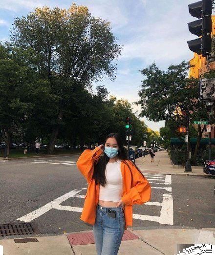 李连杰17岁女儿晒照大秀小蛮腰 时尚性感