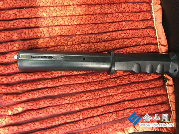 镇江车管所查获一驾驶人非法持有电警棍