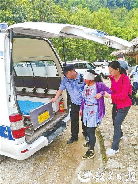 游客景区摔伤 韶关新丰县民警及时救援