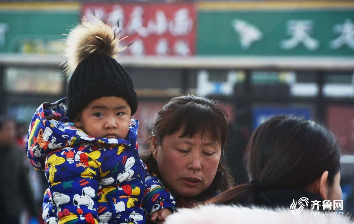 表情各不相同!看春运返程路上的\＂小候鸟\＂