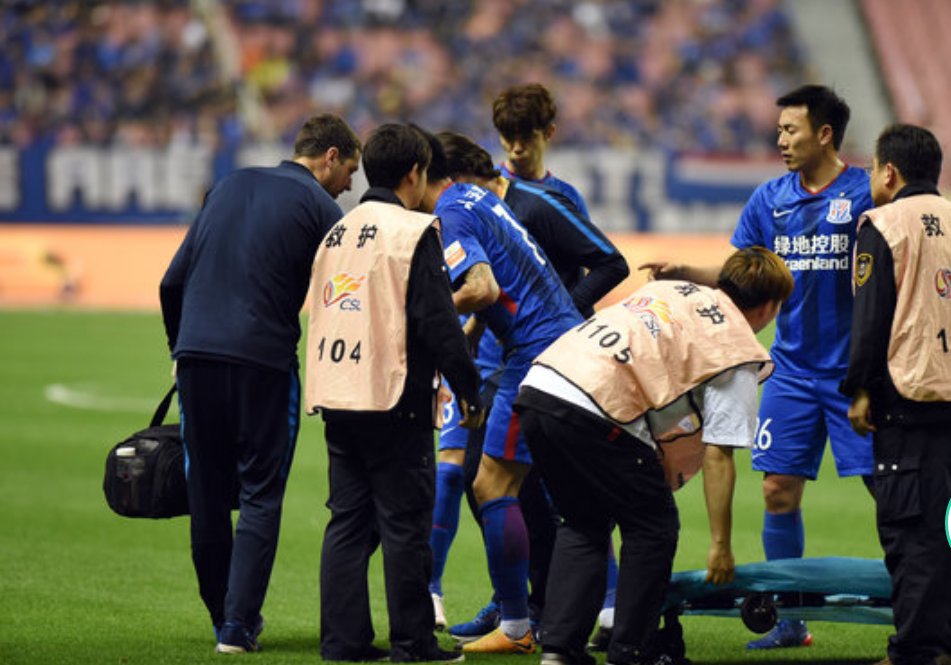 上海绿地申花与大连一方的比赛中,毛剑卿受伤