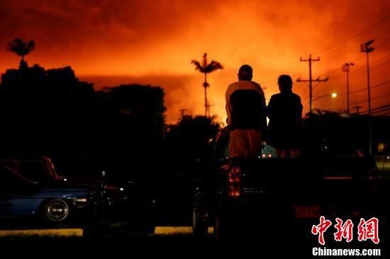 夏威夷火山喷发映红夜空 民众“登高”观景