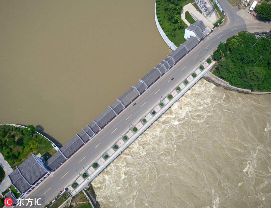 俯瞰江苏洪泽湖持续泄洪 水流湍急航行难