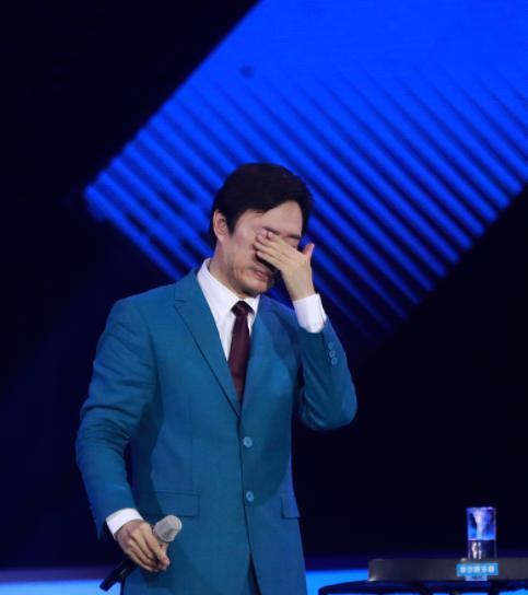费玉清内地告别演唱会哽咽飙泪,从不喝酒的小
