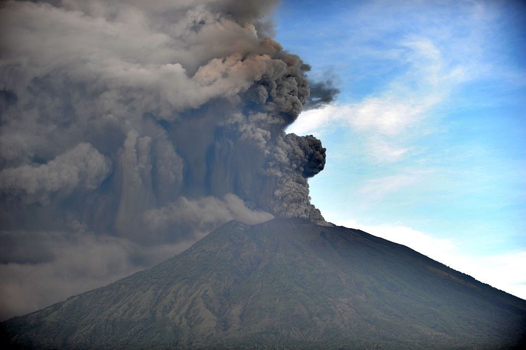 印尼巴厘岛阿贡火山喷发 火山灰直冲云霄小朋