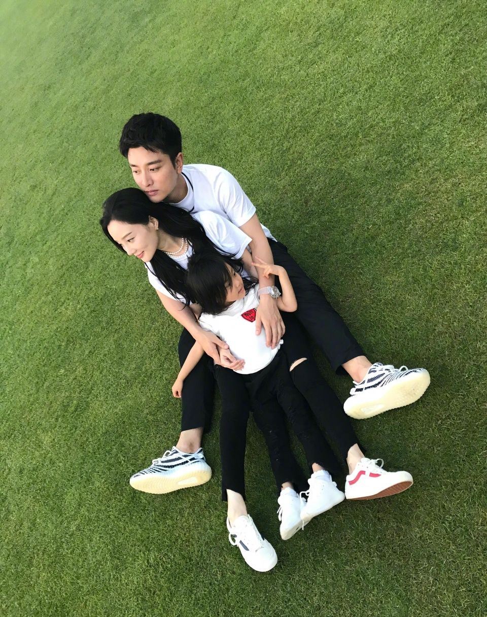 贾乃亮发长文回应李小璐出轨风波:我对不起璐