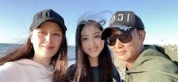 任达华女儿身材发育太好,15岁身高快达1米8,清纯性感都能驾驭