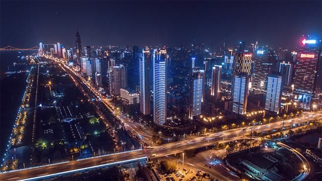 中国交通最强的省会城市，海陆空辐射半个中国，不是广州不是南京