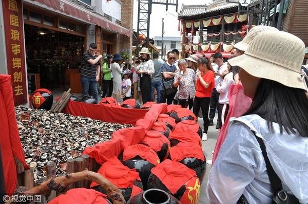 西安摔碗酒火到白鹿仓 游客排队刷微信