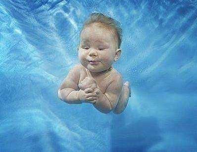 初生婴儿在水里游泳游得那么好,是怎么呼吸的