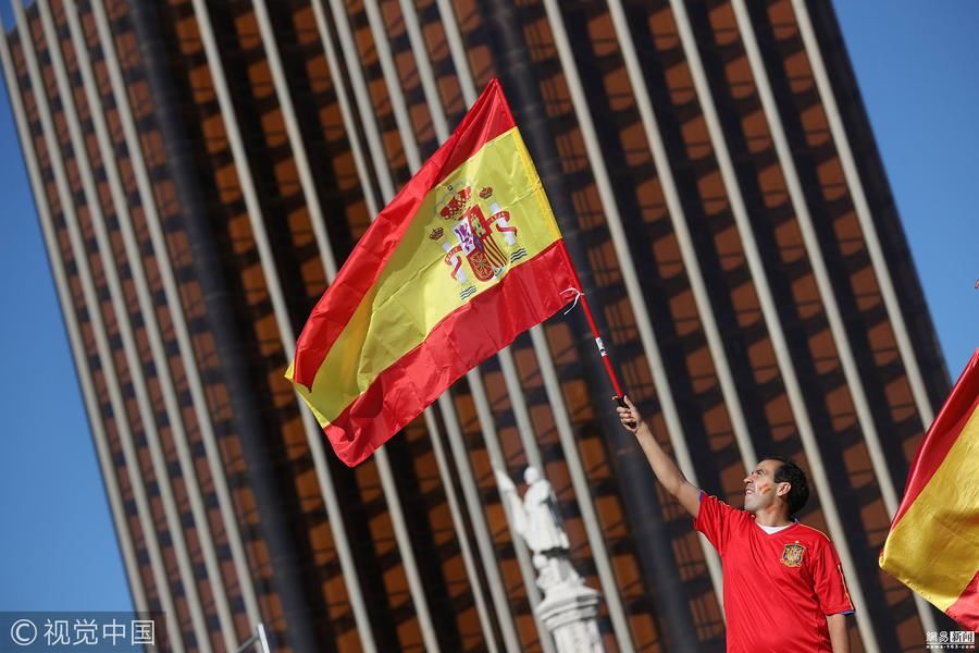 西班牙民众挥舞国旗抗议加泰独立
