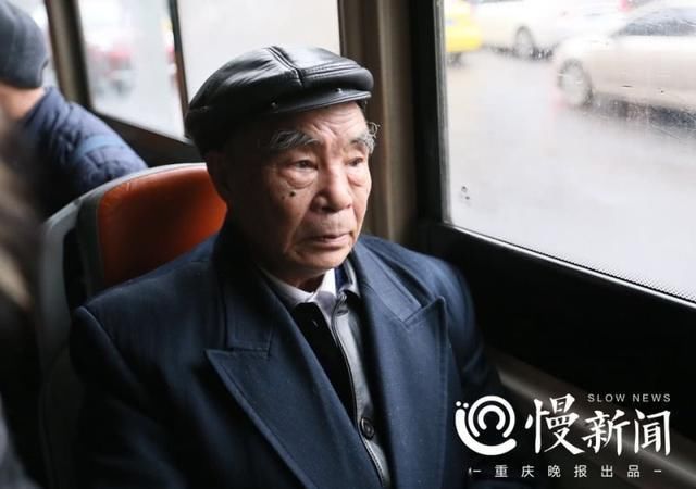 重庆解放碑挂了十年的劳力士“下岗” 来听60年前的转钟人讲故事